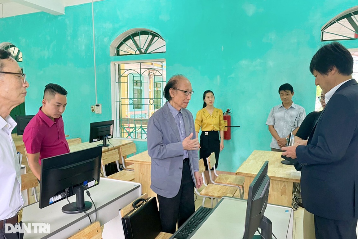 Quỹ Khuyến học Việt Nam trao tặng máy tính cho học sinh Hòa Bình - 4 Quỹ Khuyến học Việt Nam trao tặng máy tính cho học sinh Hòa Bình - 4