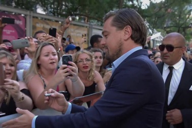 Leonardo DiCaprio vui vẻ ký tặng fans