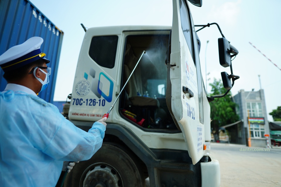 Tài xế ăn ngủ trên xe chờ được thông quan cửa khẩu trong mùa dịch - 7 Tài xế ăn ngủ trên xe chờ được thông quan cửa khẩu trong mùa dịch - 7