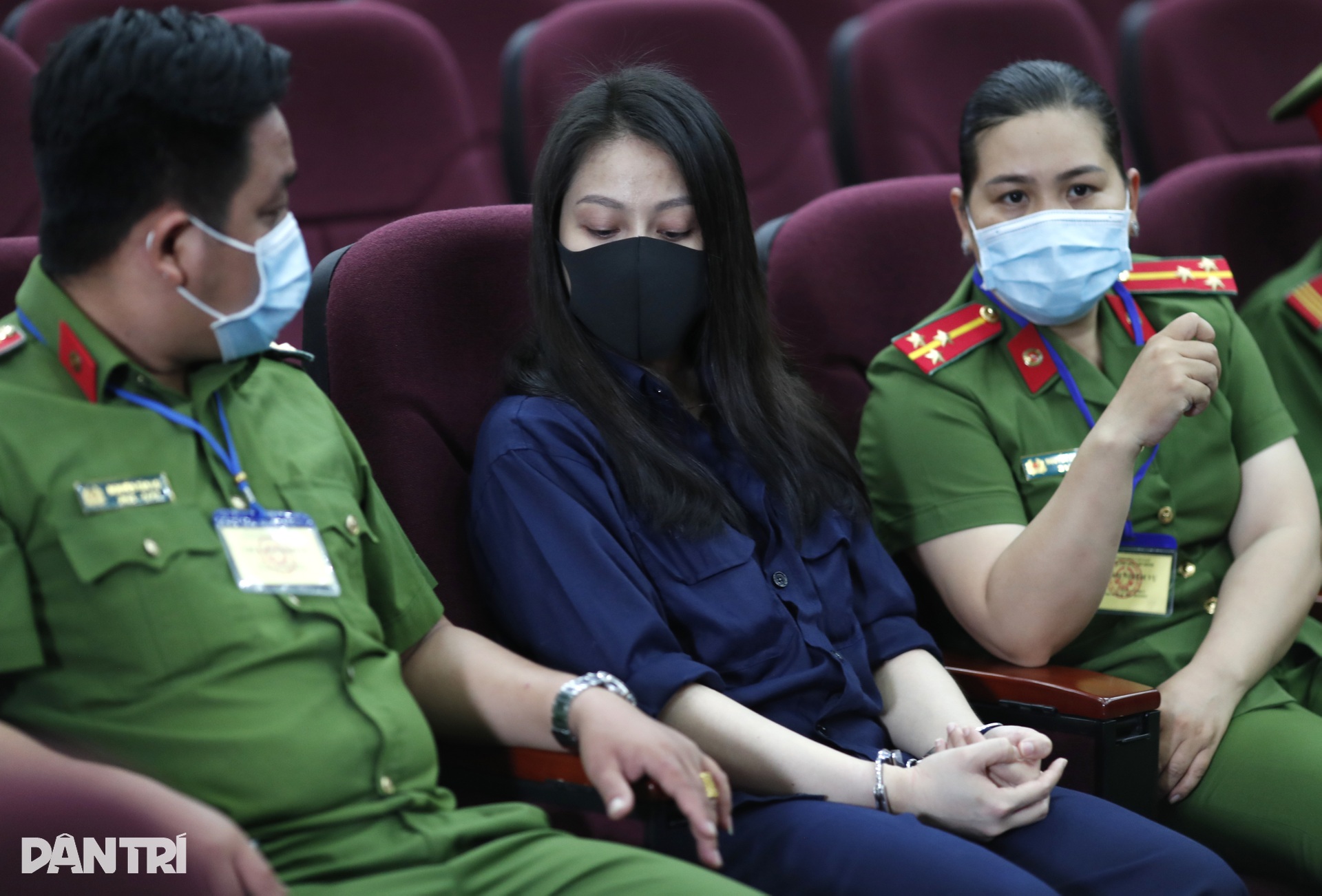 An ninh siết chặt nhiều vòng ở phiên tòa dì ghẻ hành hạ bé gái 8 tuổi - 10 An ninh siết chặt nhiều vòng ở phiên tòa dì ghẻ hành hạ bé gái 8 tuổi - 10