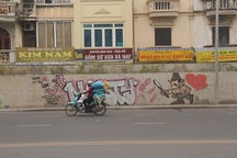 Hà Nội: Đoạn đường hơn 300 tỷ vừa thông xe đã bị bôi bẩn