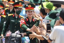 Các khối diễu binh đầu tiên trên chuyến tàu Thống nhất đã đến miền Nam