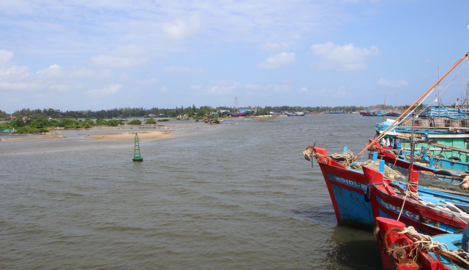 Công trình trái phép bóp nghẹt lòng sông - 3 Công trình trái phép bóp nghẹt lòng sông - 3