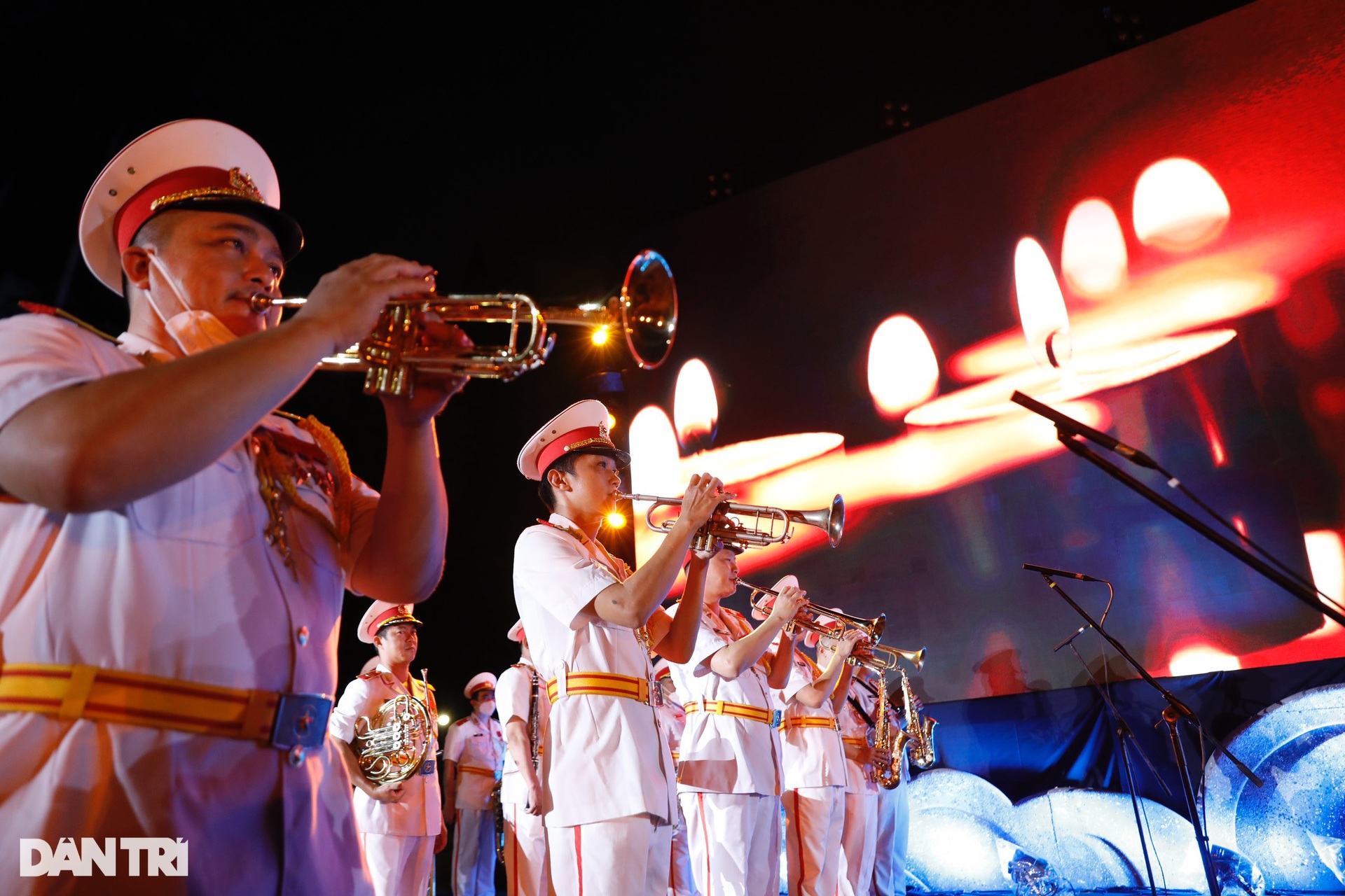 Hình ảnh ấn tượng tại lễ tưởng niệm đồng bào đã mất trong đại dịch Covid-19 - 2