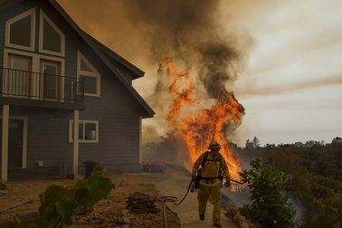 Cháy rừng dữ dội tại California, gần 3.000 người phải sơ tán