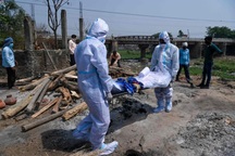 Ấn Độ trải qua ngày chết chóc nhất, nhiều bang cấp tập siết phong tỏa