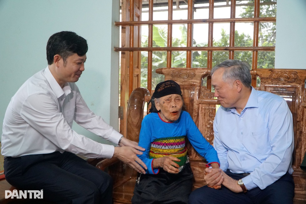 Phó Thủ tướng Nguyễn Hòa Bình thăm, tặng quà người có công tại Thanh Hóa - 1 Phó Thủ tướng Nguyễn Hòa Bình thăm, tặng quà người có công tại Thanh Hóa - 1