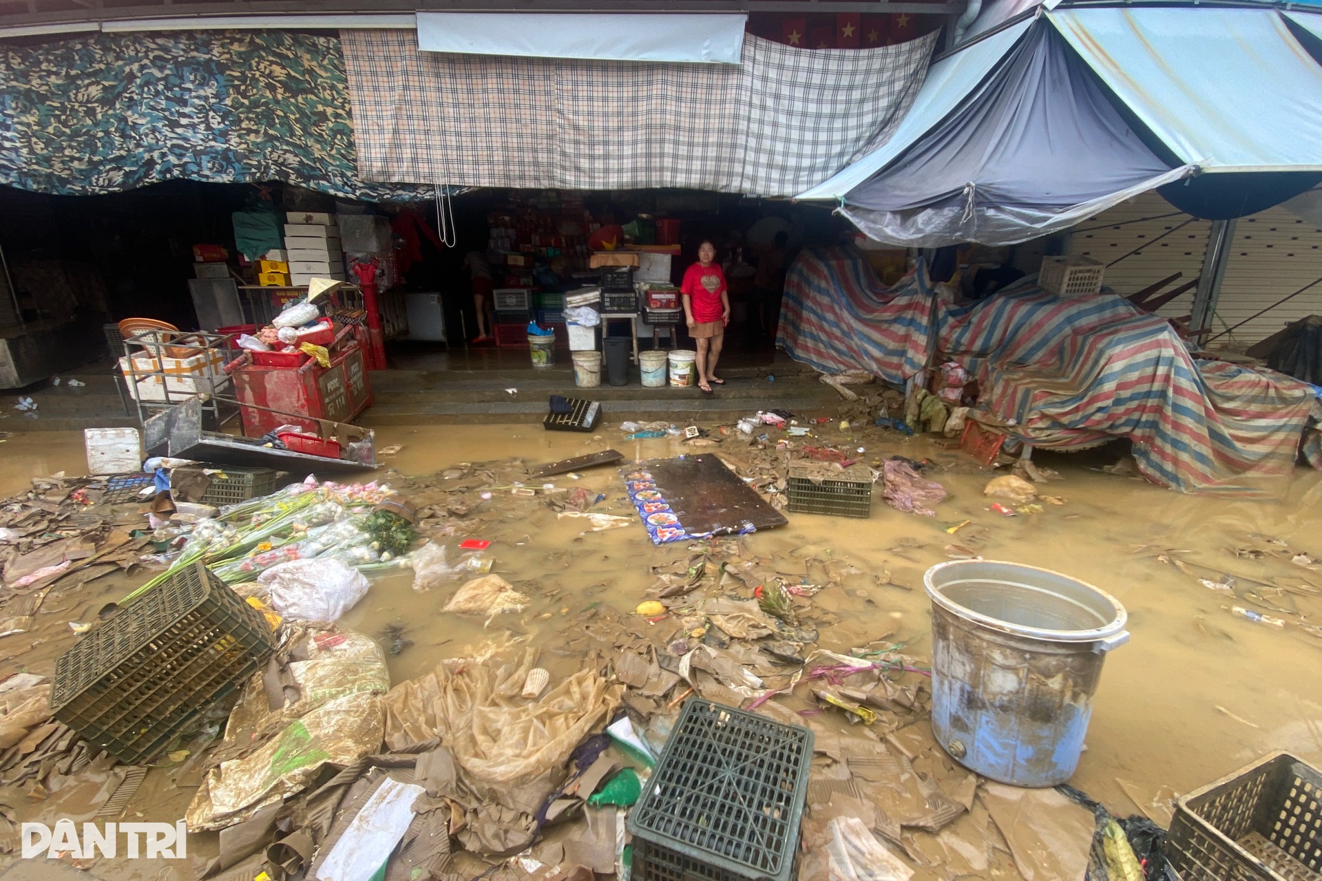 Chợ truyền thống lớn nhất Huế tan hoang sau lũ, nhiều mặt hàng khan hiếm - 4 Chợ truyền thống lớn nhất Huế tan hoang sau lũ, nhiều mặt hàng khan hiếm - 4