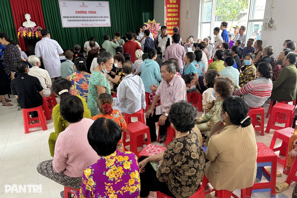 Người đàn ông ngủ dậy bỗng... tâm thần, vợ 23 năm đi khắp nơi để cứu chồng - 1 Người đàn ông ngủ dậy bỗng... tâm thần, vợ 23 năm đi khắp nơi để cứu chồng - 1