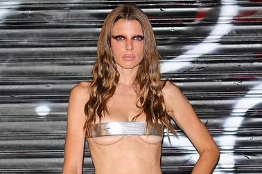 "Tình cũ" của Kanye West dùng băng dính thay áo