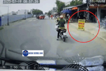 Nam tài xế đạp ngã tên cướp đang kéo lê cô gái giữa đường