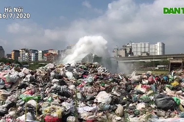 Rác thải "chất thành núi" trong nội thành Hà Nội
