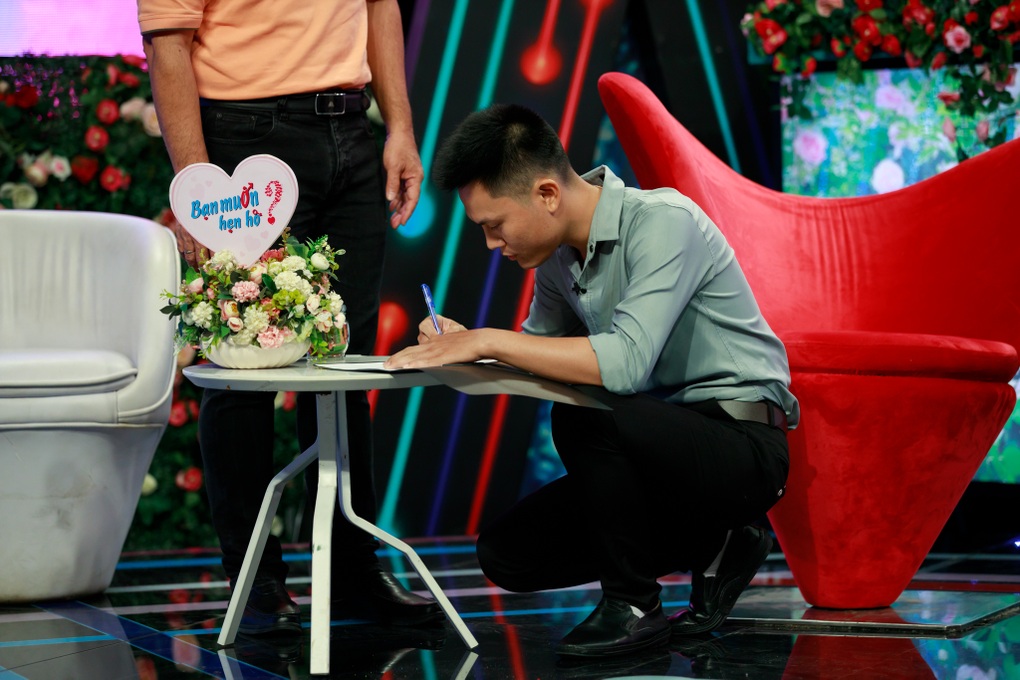 Nàng xinh đi hẹn hò mang theo cả tập hợp đồng tìm hiểu để 3 bên cùng ký - 3 Nàng xinh đi hẹn hò mang theo cả tập hợp đồng tìm hiểu để 3 bên cùng ký - 3