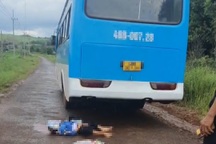 Hai học sinh thương vong khi cố vượt xe khách