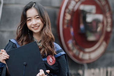 Nữ Chủ tịch hội SV ĐH Ngoại thương xinh đẹp, sở hữu bảng thành tích đáng nể