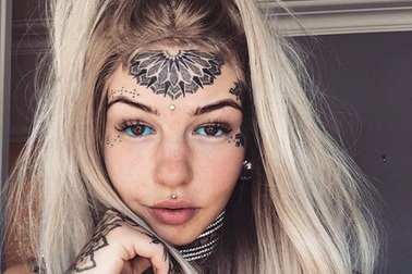 Cô gái thích... chẻ lưỡi làm đôi để thấy mình quyến rũ hơn