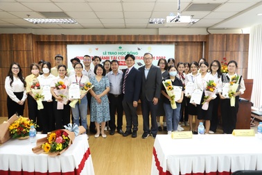 Cathay trao học bổng "Thịnh trí thành tài" tại TPHCM