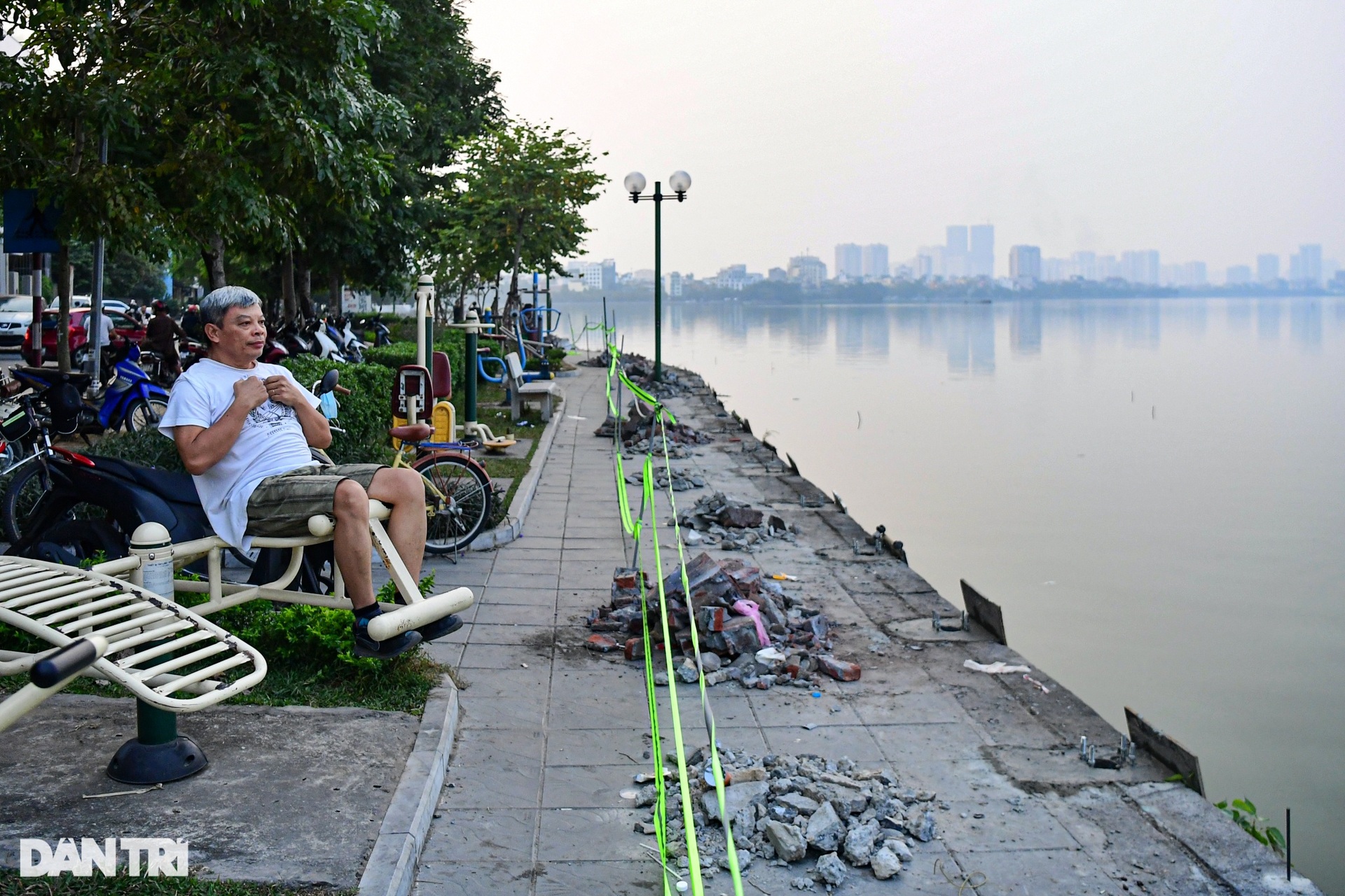 Hà Nội thay mới lan can hồ Tây, góc biểu tượng Khuê Văn Các được giữ nguyên - 2 Hà Nội thay mới lan can hồ Tây, góc biểu tượng Khuê Văn Các được giữ nguyên - 2