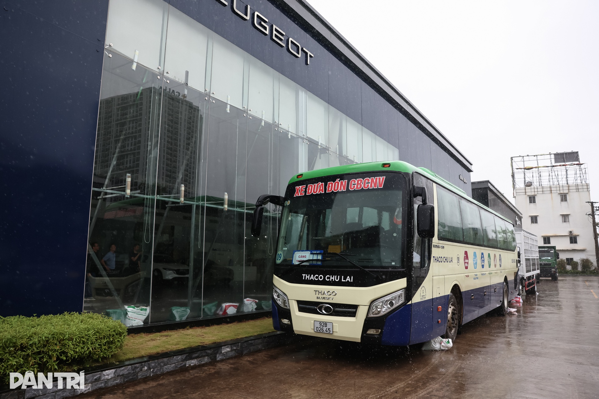 Muôn kiểu chằng chống nhà cửa của người dân miền Trung trước giờ bão đổ bộ - 3 Muôn kiểu chằng chống nhà cửa của người dân miền Trung trước giờ bão đổ bộ - 3