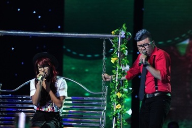 X-Factor: F-Band vươn lên dẫn đầu nhờ màn “giả gái” bùng nổ