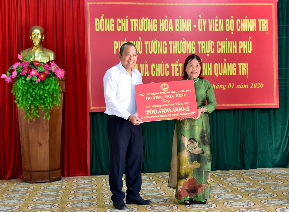 Phó Thủ tướng tặng Quỹ khuyến học tại Quảng Trị 400 triệu đồng - 1 Phó Thủ tướng tặng Quỹ khuyến học tại Quảng Trị 400 triệu đồng - 1