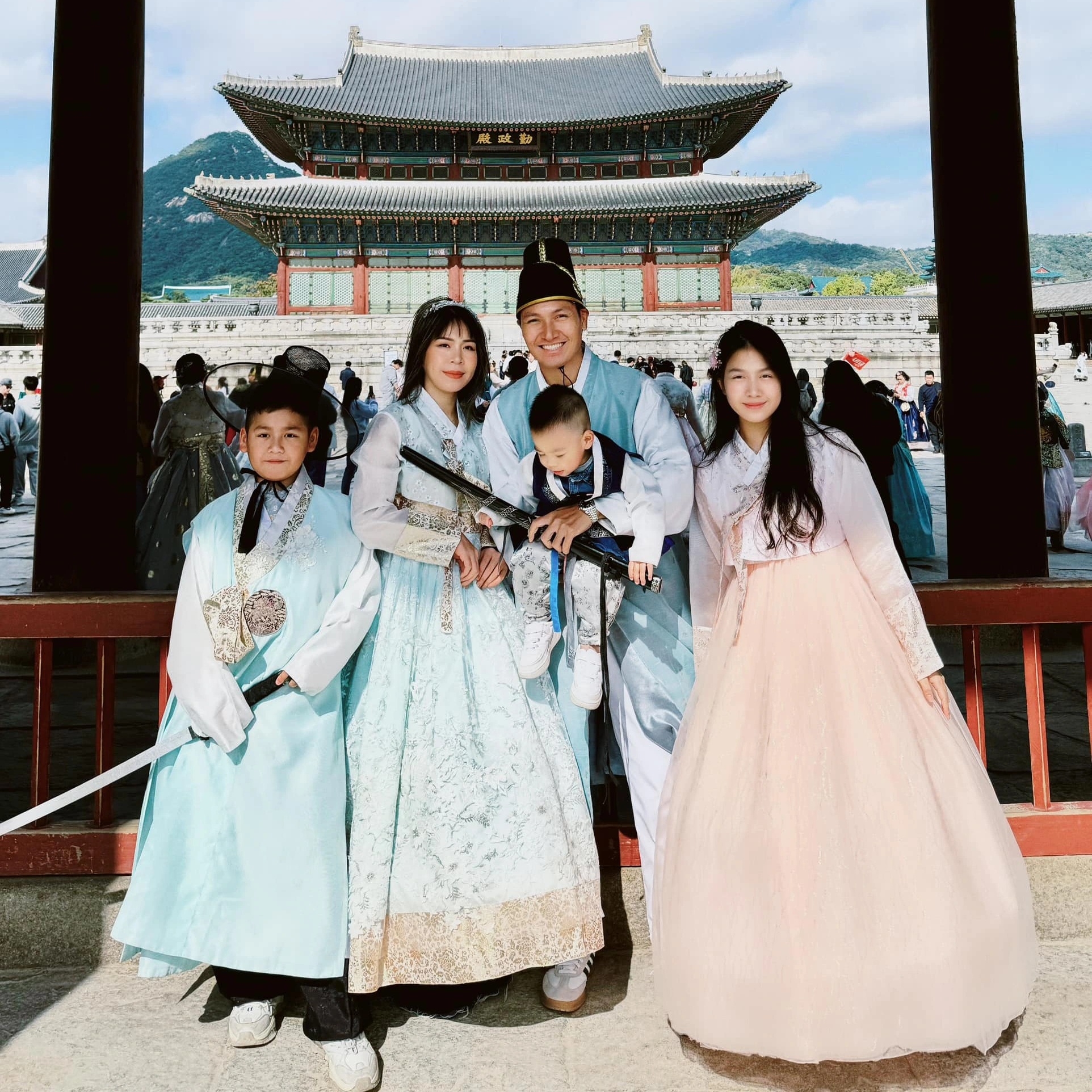 Manh Truong: Dalam kehidupan sebenar, saya jauh lebih rendah daripada isteri saya dalam penampilan - 6 Mạnh Trường: Ngoài đời, tôi kém xa vợ về ngoại hình - 6