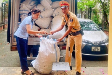 CSGT Hà Nội phát hiện 1,4 tấn chân gà không rõ nguồn gốc