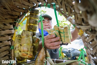 Người đàn ông vượt 100 km lên TPHCM bán bánh nuôi gia đình