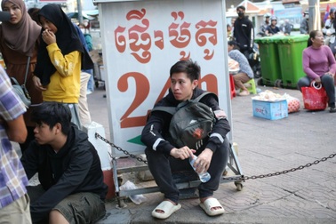 Vì sao tấm vé bóng đá SEA Games xa tầm tay người hâm mộ?