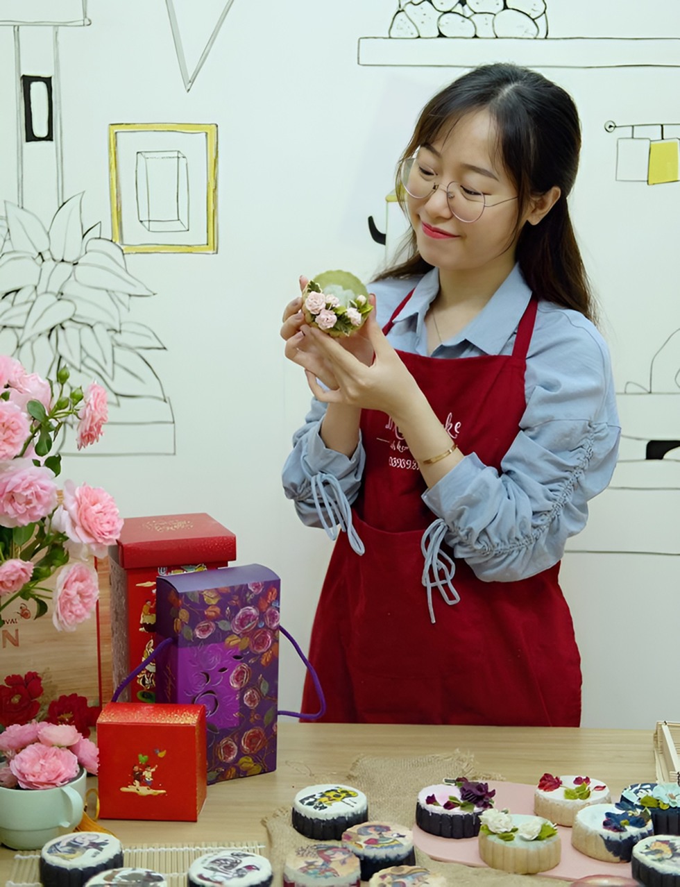 Cô gái gây sốt khi tạo hình 3D, tranh dân gian Đông Hồ lên bánh Trung thu - 1 Cô gái gây sốt khi tạo hình 3D, tranh dân gian Đông Hồ lên bánh Trung thu - 1