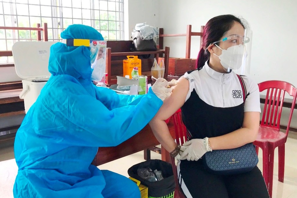 Nhân viên y tế làm xuyên đêm tiêm vaccine cho toàn cư dân Phú Quốc - 1 Nhân viên y tế làm xuyên đêm tiêm vaccine cho toàn cư dân Phú Quốc - 1