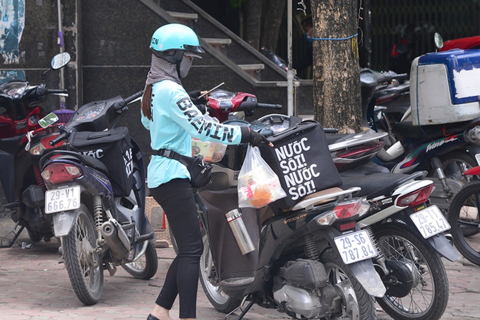 Shipper đồ ăn uống chạy không hết việc trong mùa dịch - 4 Shipper đồ ăn uống chạy không hết việc trong mùa dịch - 4