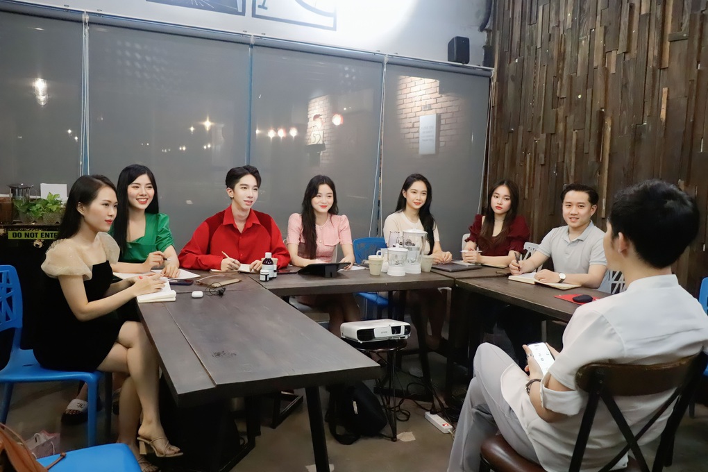 Nở rộ lớp dạy livestream, người học kiếm trăm triệu đồng mỗi lần lên sóng - 4 Nở rộ lớp dạy livestream, người học kiếm trăm triệu đồng mỗi lần lên sóng - 4