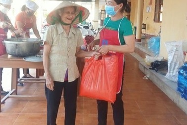 Cụ bà 73 tuổi đi bộ 2km ủng hộ gạo cho khu cách ly Covid-19