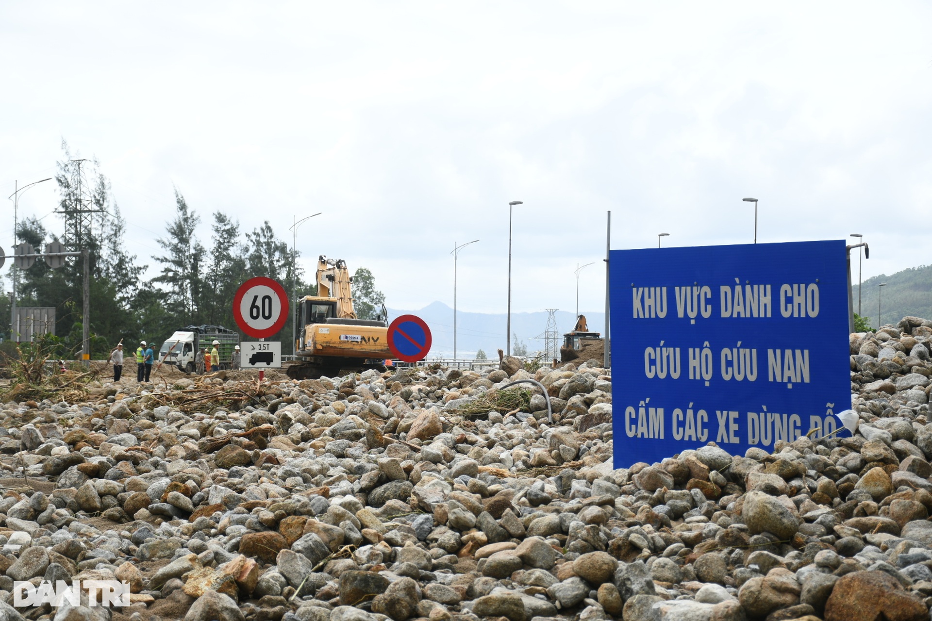Lũ quét bít kín cửa hầm Hải Vân, kẹt xe kéo dài 2km - 12 Lũ quét bít kín cửa hầm Hải Vân, kẹt xe kéo dài 2km - 12