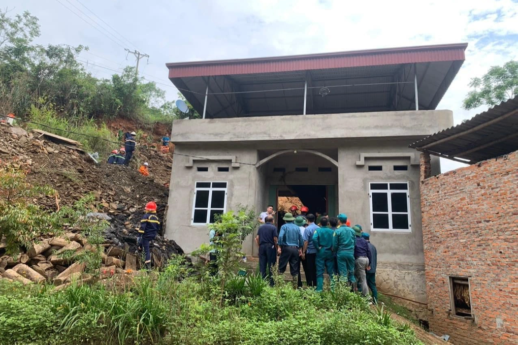 Sạt lở đất trong đêm, cả gia đình 3 người tử vong - 1