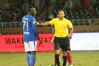 V-League càng về cuối giải càng nóng vấn đề trọng tài