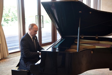 Ông Putin ngẫu hứng chơi piano lúc chờ ông Tập Cận Bình