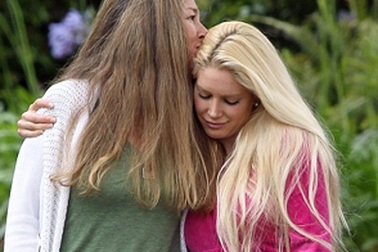 Người đẹp dao kéo hàn gắn quan hệ với mẹ