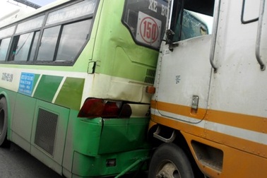 Xe bồn mất phanh gây tai nạn liên hoàn trên phố