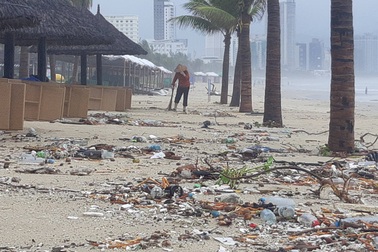 Rác ngập bãi biển Đà Nẵng sau trận mưa lịch sử