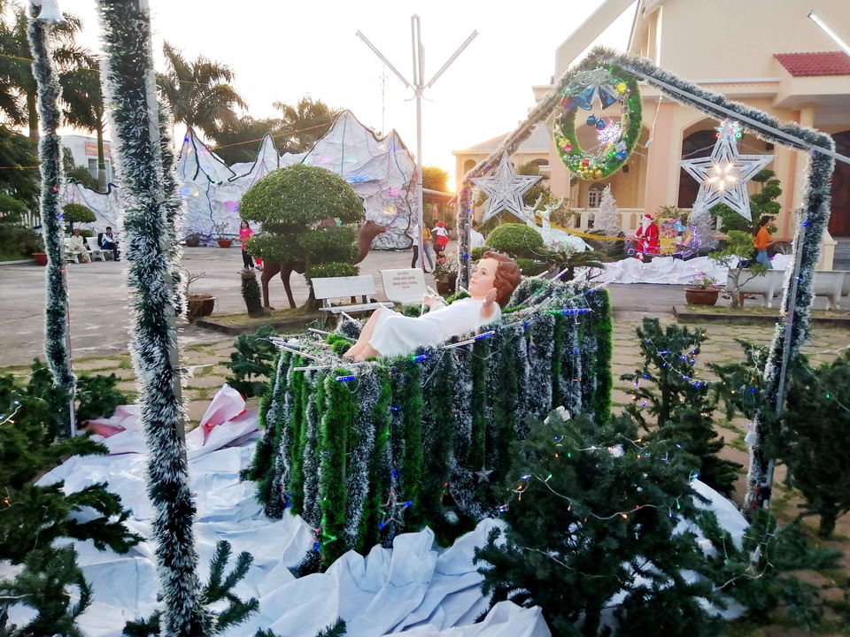 Các nhà thờ trang trí bắt mắt, đường phố đông nghịt người vui chơi đêm Noel - 28 Các nhà thờ trang trí bắt mắt, đường phố đông nghịt người vui chơi đêm Noel - 28
