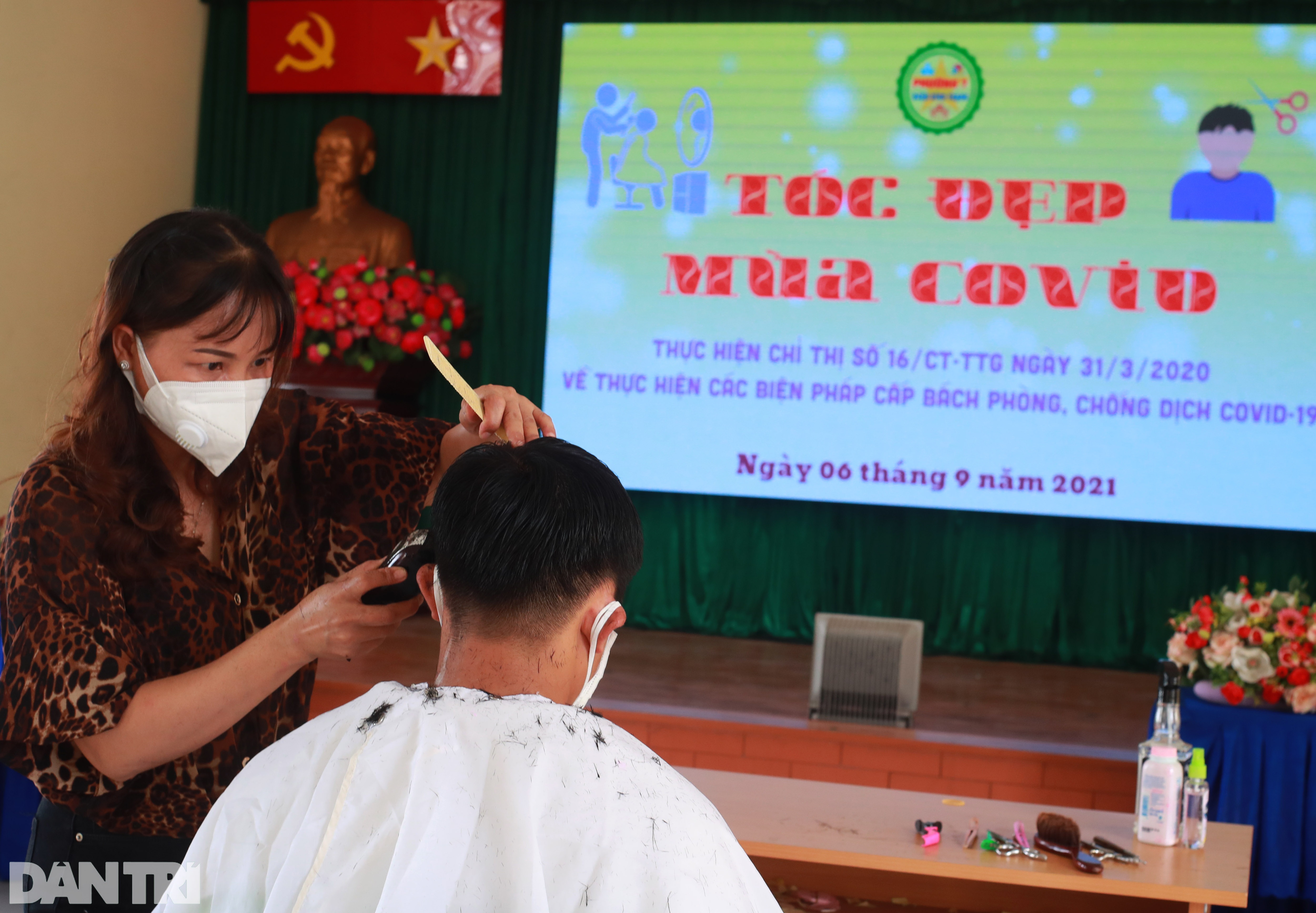 Bộ đội được cắt tóc dã chiến sau nhiều ngày dầm mưa, dãi nắng ở Sài Gòn - 4 Bộ đội được cắt tóc dã chiến sau nhiều ngày dầm mưa, dãi nắng ở Sài Gòn - 4