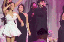 Puka diện váy cưới dáng ngắn được làm thủ công trong 200 giờ