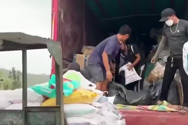 Tuấn Hưng trao quà, hát tặng bà con vùng lũ