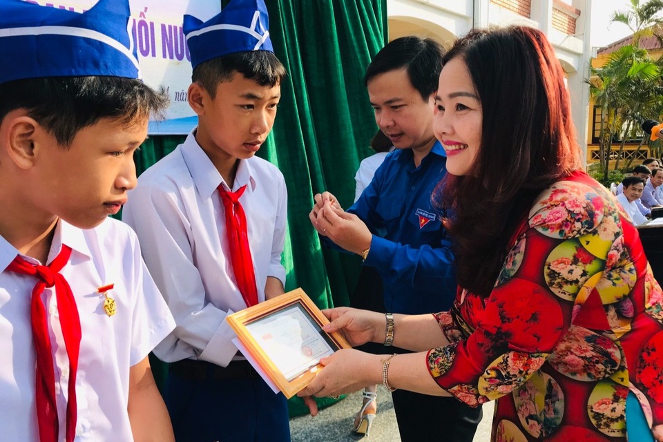 Trao tặng huy hiệu Tuổi trẻ dũng cảm cho 3 nam sinh cứu bạn bị đuối nước - 1 Trao tặng huy hiệu Tuổi trẻ dũng cảm cho 3 nam sinh cứu bạn bị đuối nước - 1