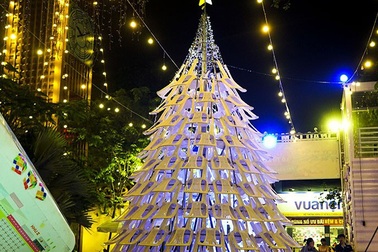 Lạ mắt cây thông làm từ… ghế nhựa