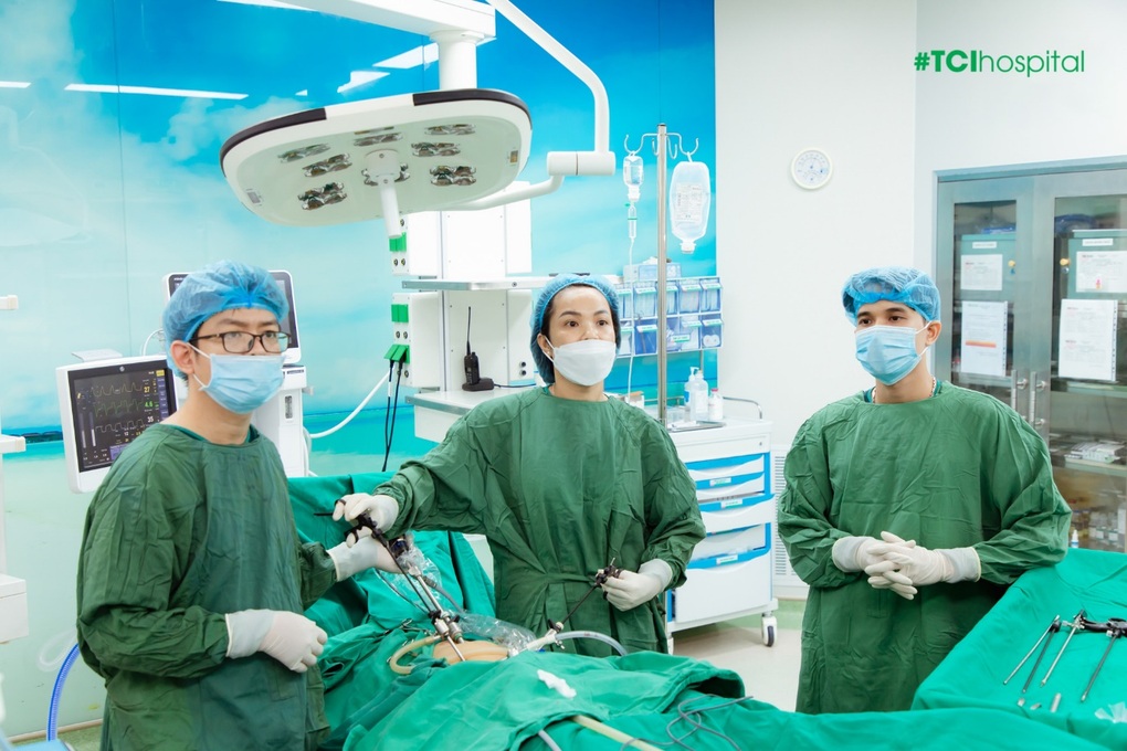 Nội soi bóc tách nhiều u nang ở 2 buồng trứng cho bệnh nhân nữ 29 tuổi - 3 Nội soi bóc tách nhiều u nang ở 2 buồng trứng cho bệnh nhân nữ 29 tuổi - 3