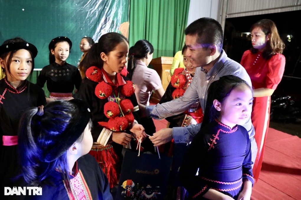 Trao 3.000 bánh Trung thu tới trẻ em, học sinh có hoàn cảnh khó khăn - 2 Trao 3.000 bánh Trung thu tới trẻ em, học sinh có hoàn cảnh khó khăn - 2