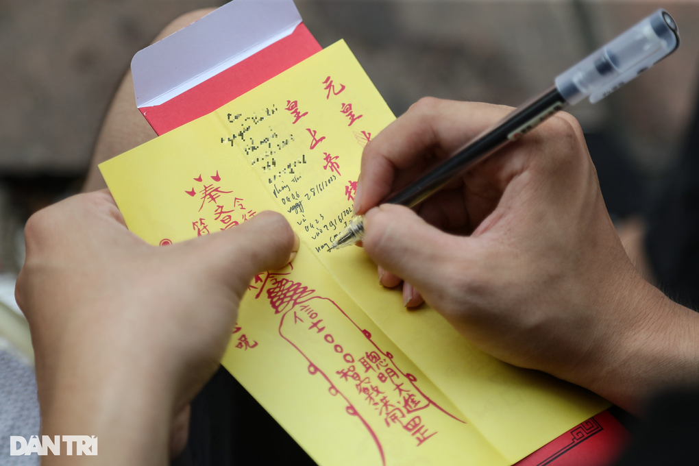 Sĩ tử đổ về Văn Miếu cầu may, chi hàng trăm ngàn đồng tiền lễ sớ - 7 Sĩ tử đổ về Văn Miếu cầu may, chi hàng trăm ngàn đồng tiền lễ sớ - 7
